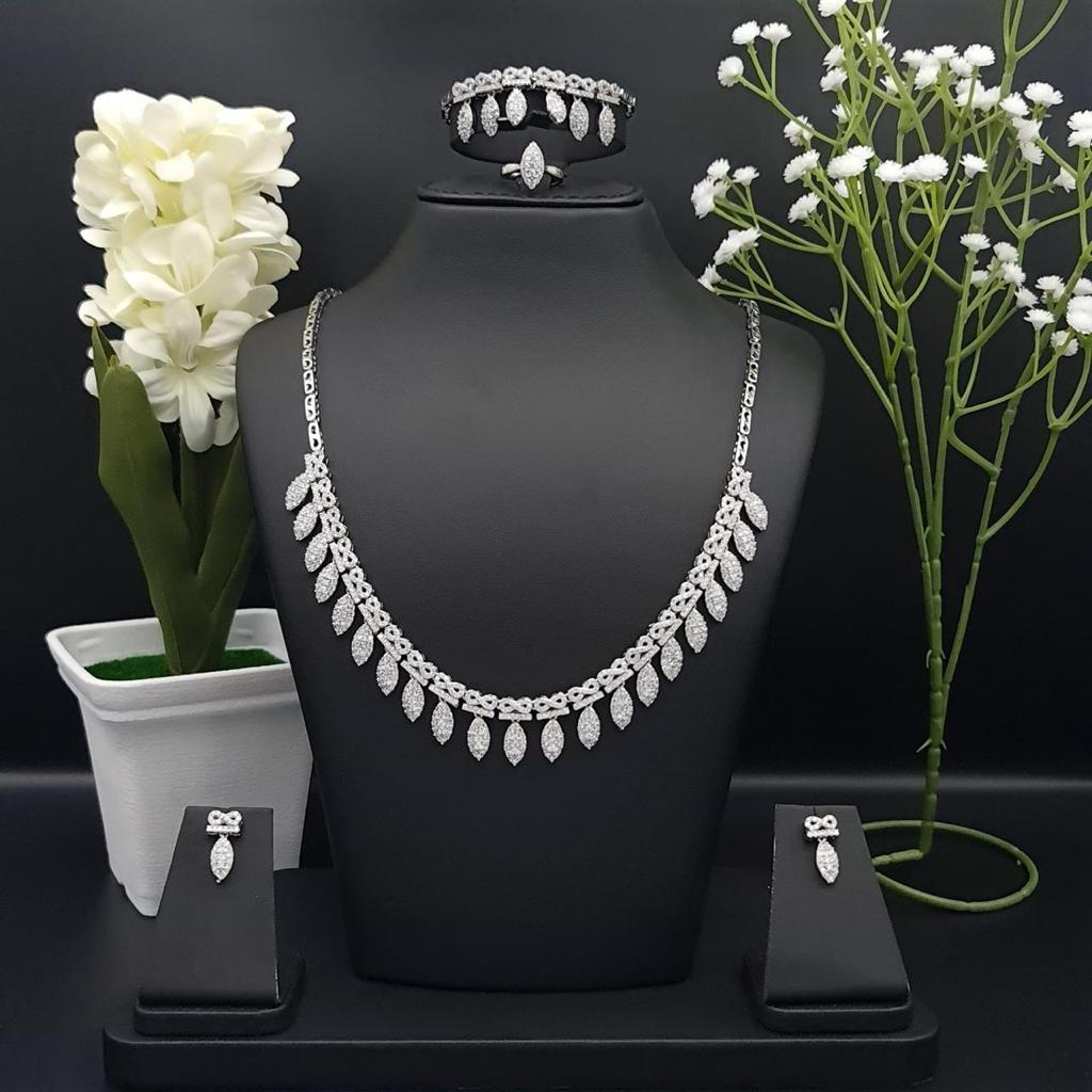 Royal Look Marquise Floral Set
