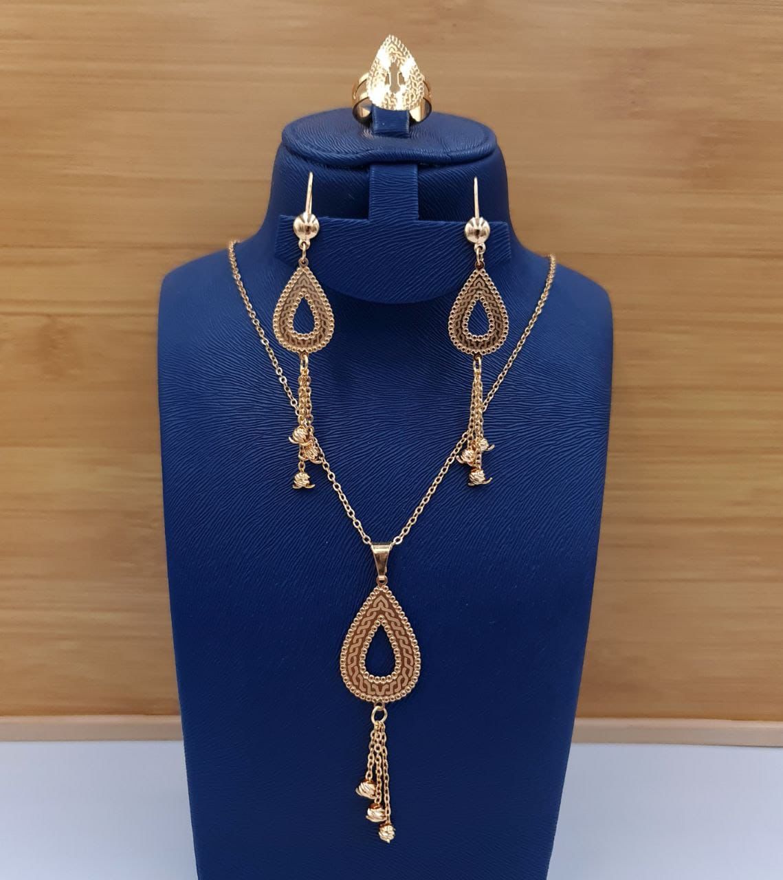 Sparkling Paisley Filigree Jewelry Set