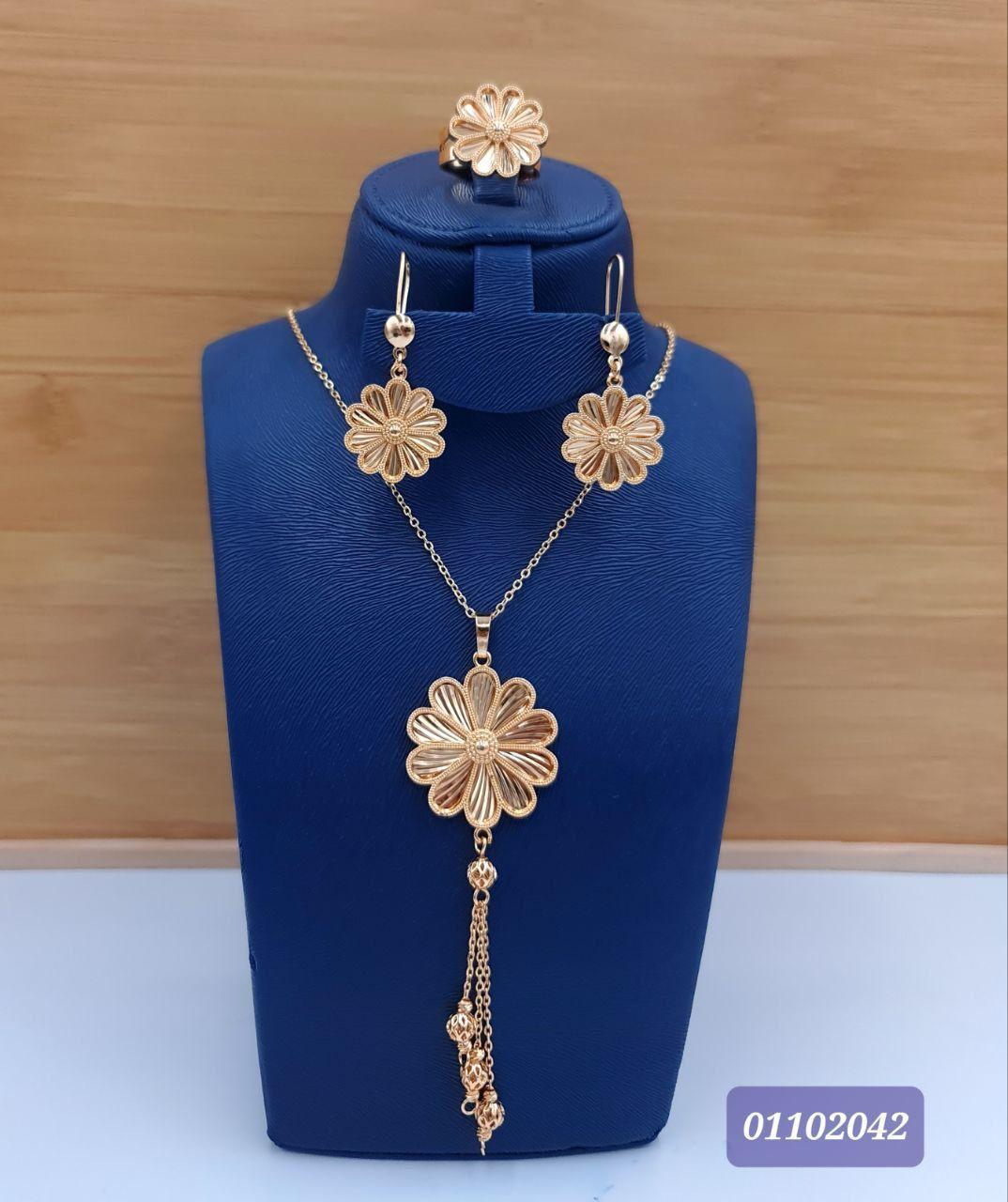 Royal Golden Daisy Tassel 3-Piece Set