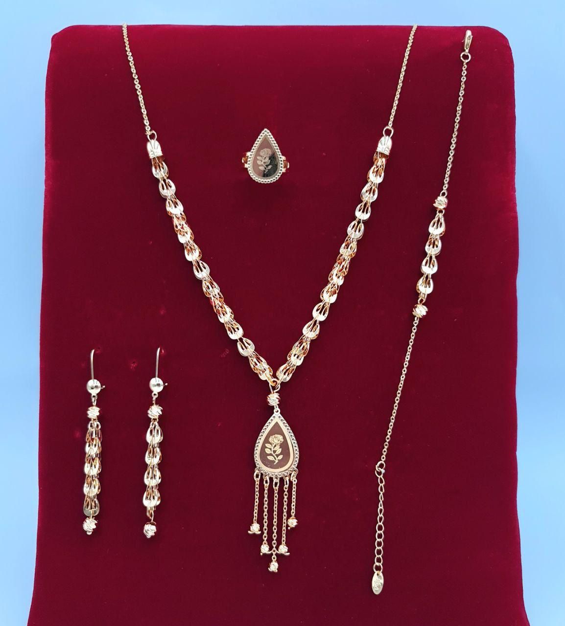 Royal Woven Chain Teardrop Rose 4-Piece Set
