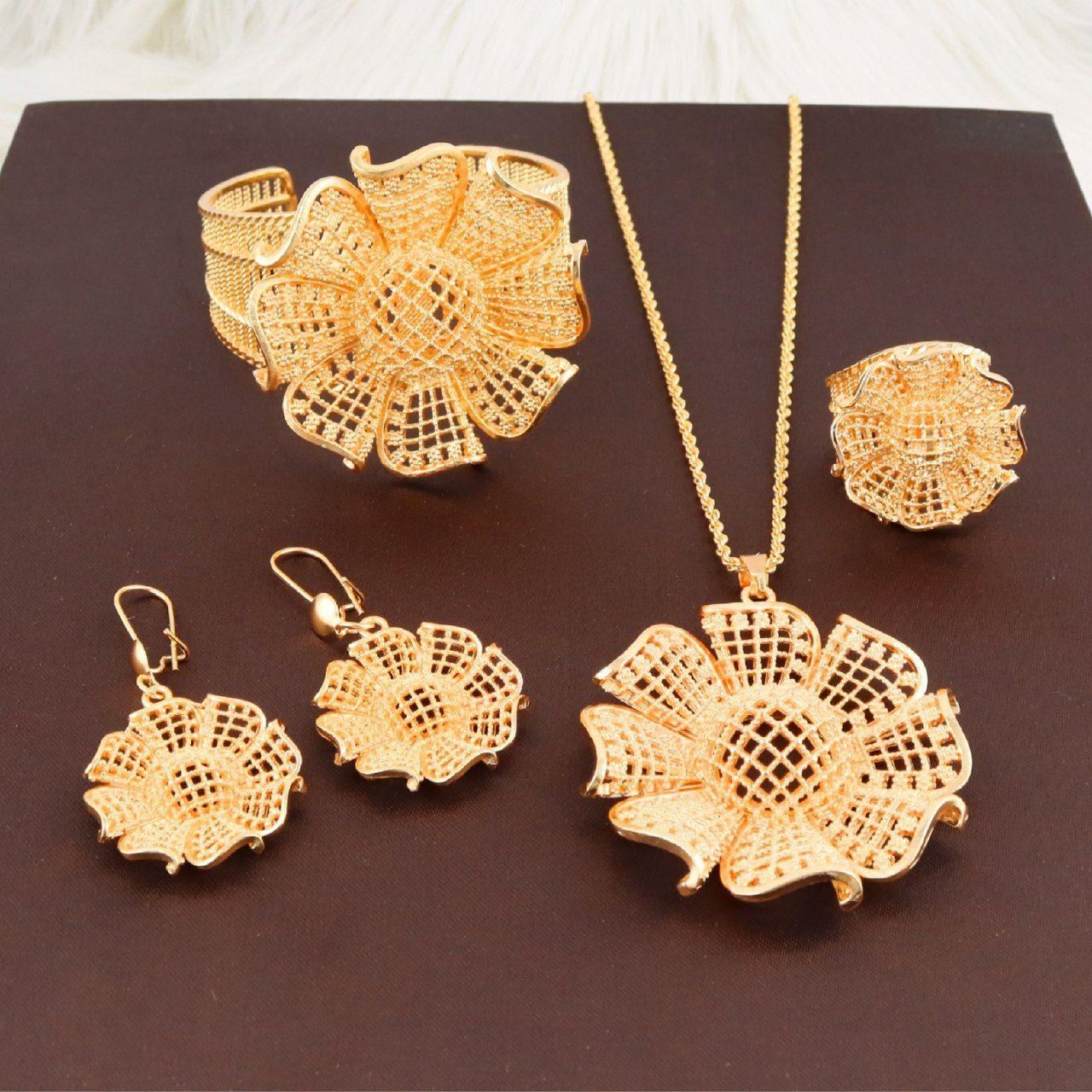 Royal Golden 3D Lattice Flower 4-Piece Set