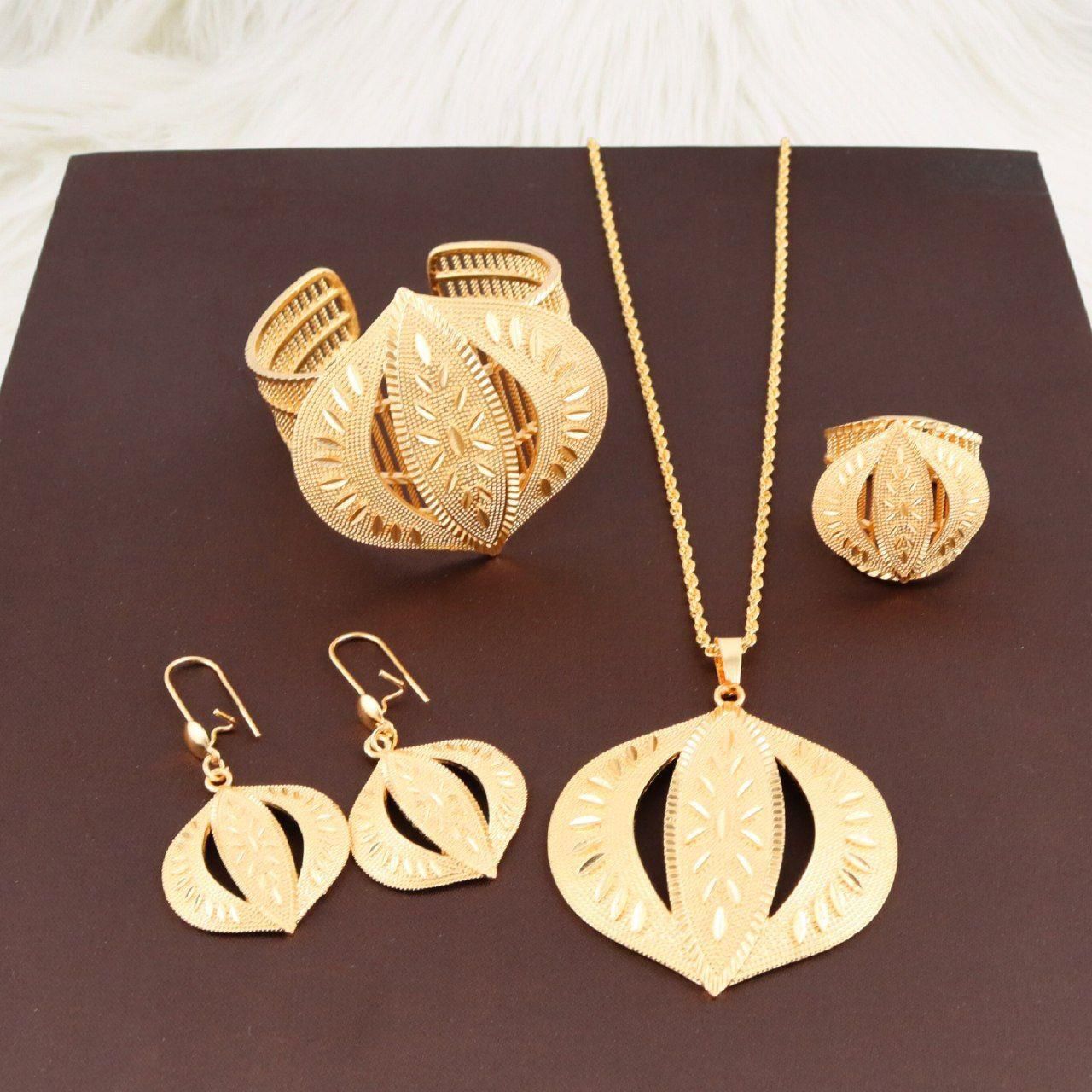 Royal Golden 3D Engraved Almond 4-Piece Set